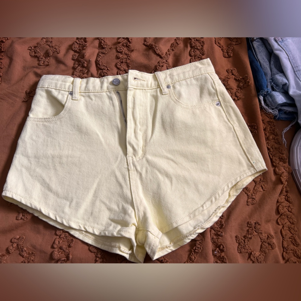 (Signature 8) women’s yellow shorts (MEDIUM)